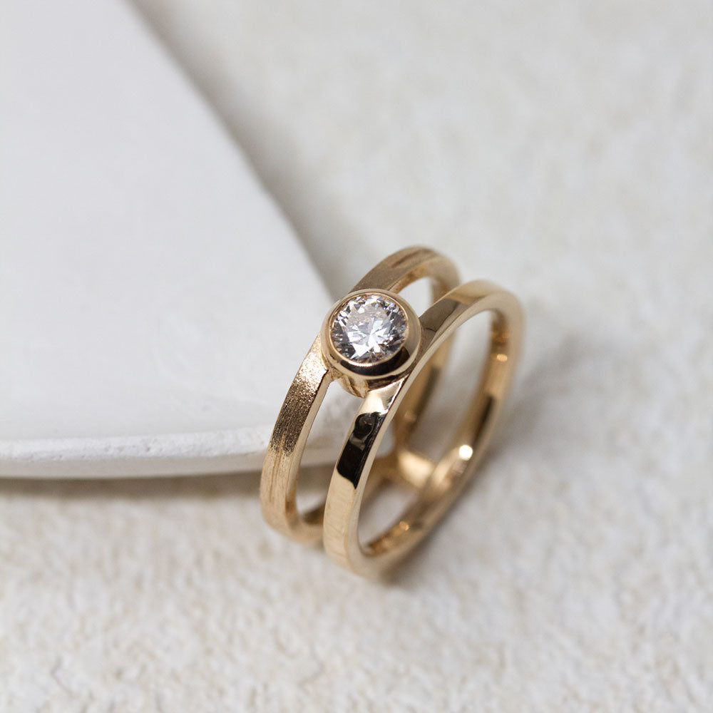 Bague double anneau en or rose-champagne réalisée à Paris dans un atelier éthique.