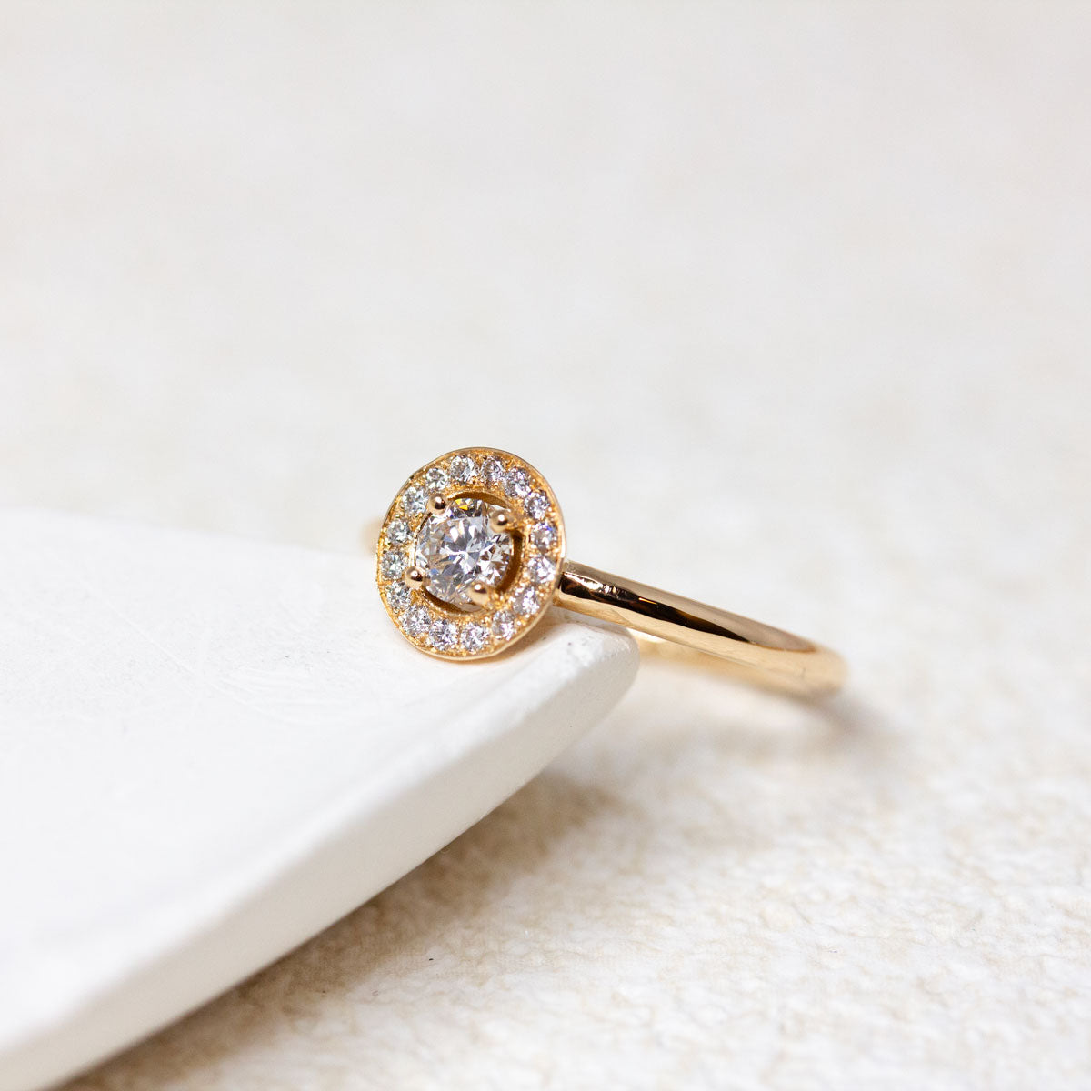 Bague entourage en or rose-champagne 18 carats Fairmined, joaillerie éthique artisanale.