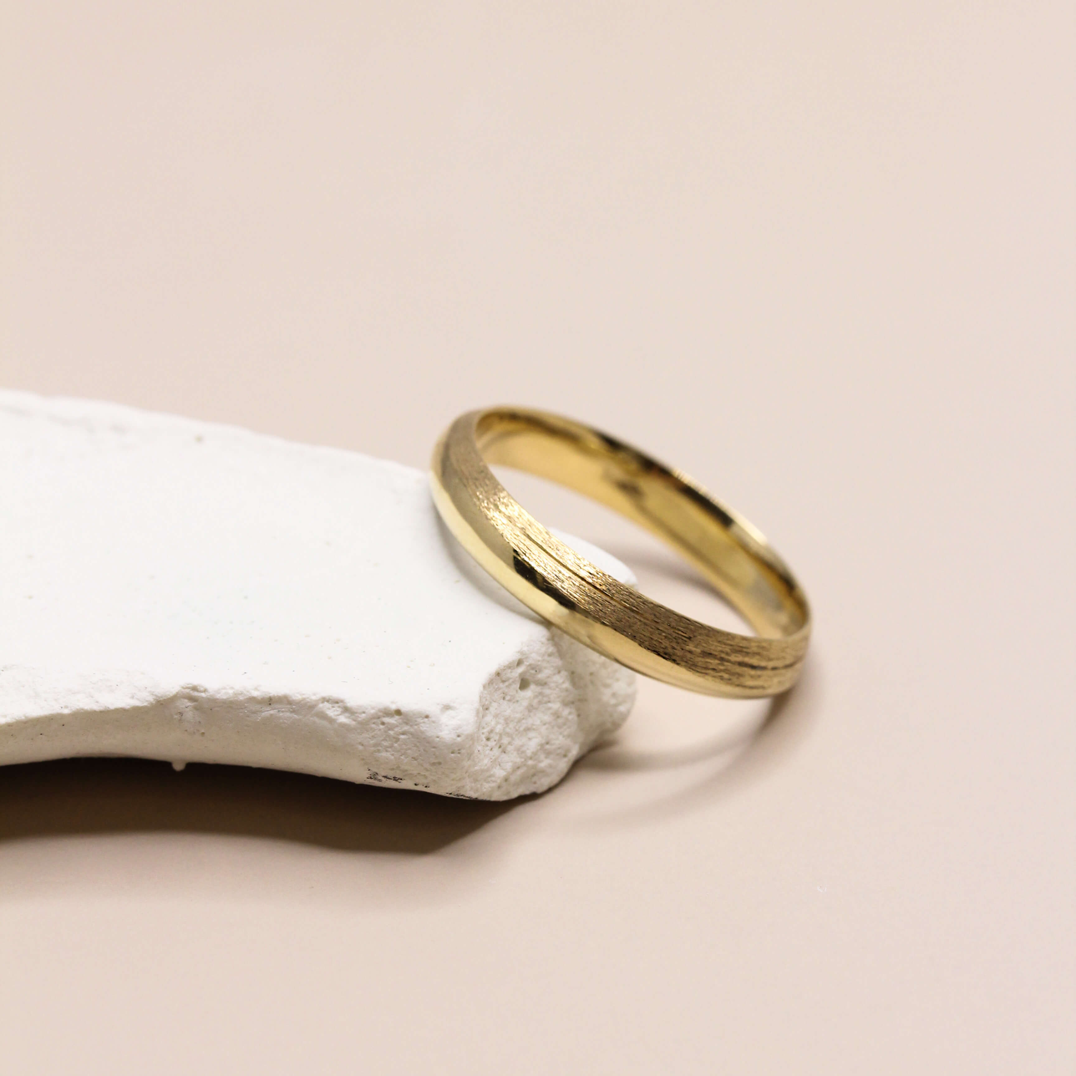 Bague éthique originale en or Fairmined réalisée dans un atelier de joaillerie artisanale.