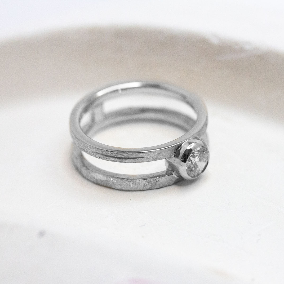 Bague en or éthique texturée Fairmined en or blanc, joaillerie éthique.