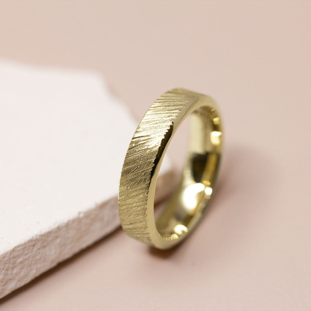 Bague originale texturée en or jaune 18 carats Fairmined.