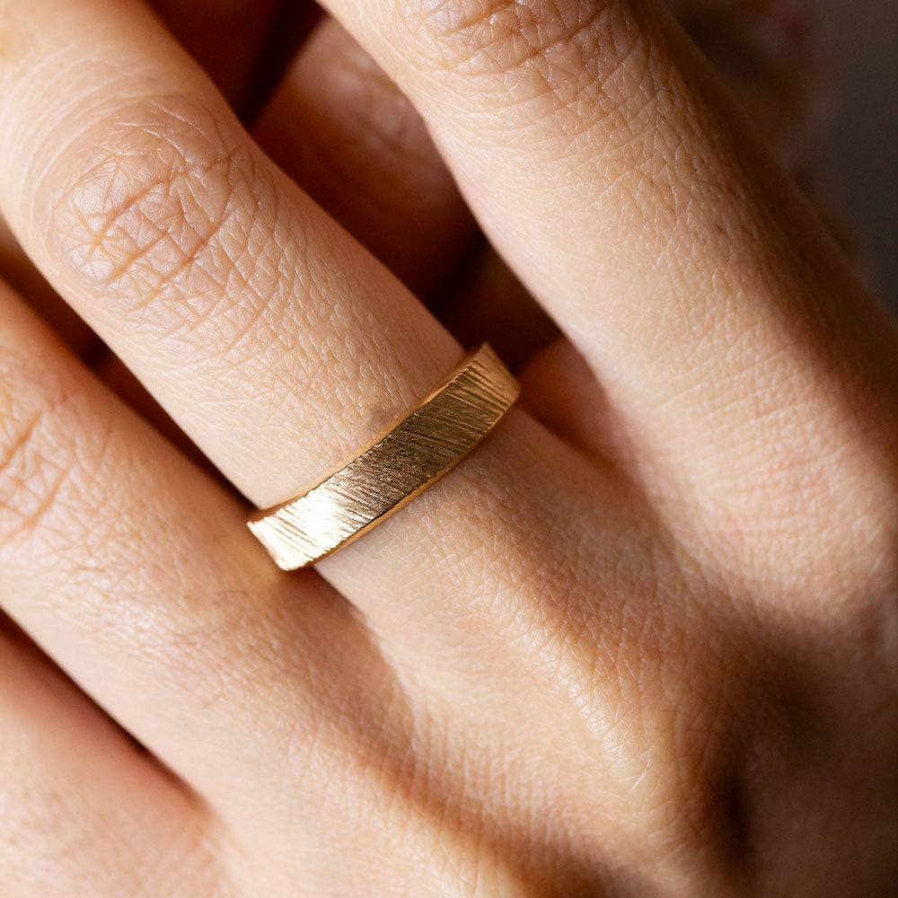Bague originale texturée en or jaune 18 carats Fairmined.