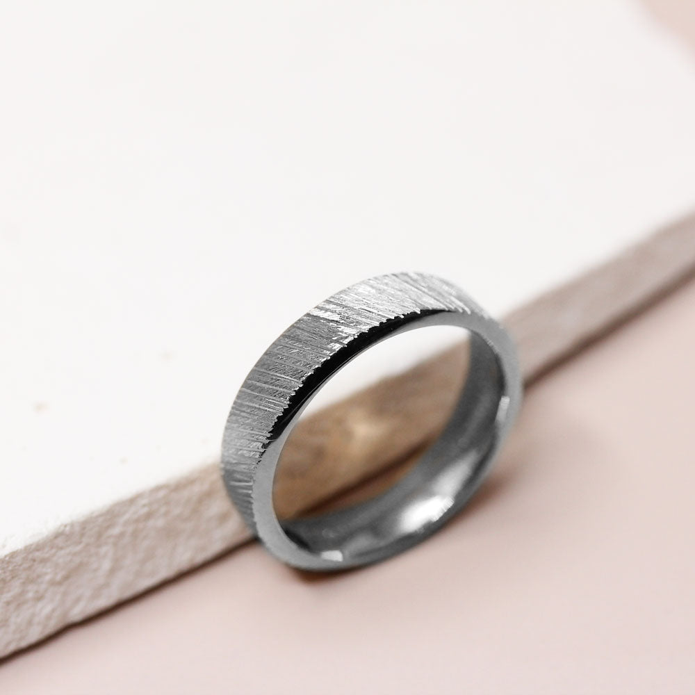 Bague originale texturée en or jaune 18 carats Fairmined.