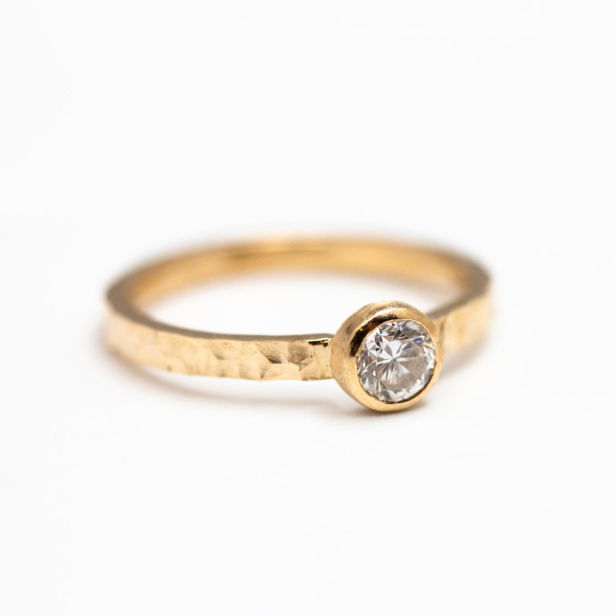 Bague de fiançailles solitaire en or jaune recyclé 18 carats et prime Fairmined, orné d'un diamant de synthèse de 4mm en serti clos 