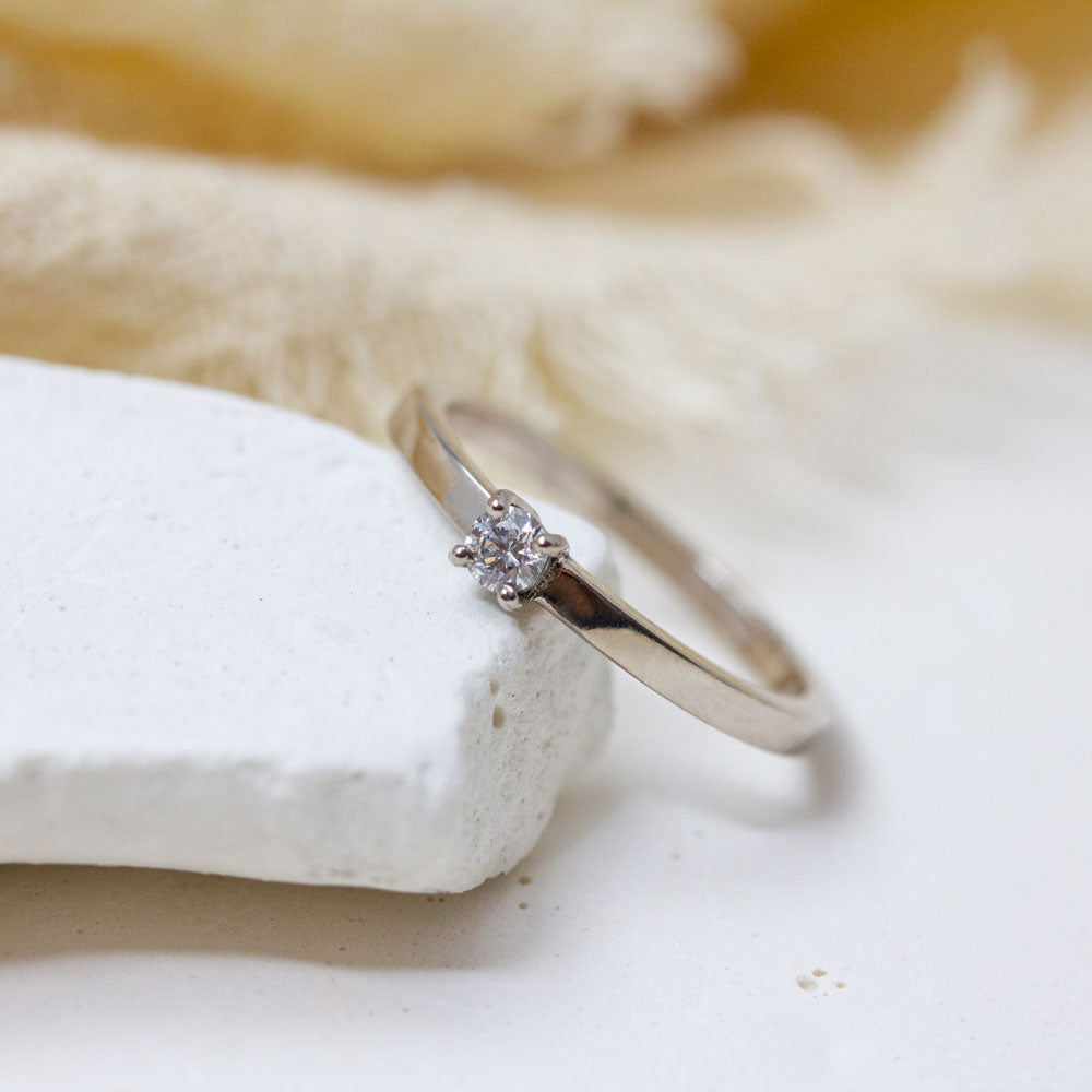 Bague de fiançailles en or blanc réalisée dans un atelier de joaillerie artisanale.