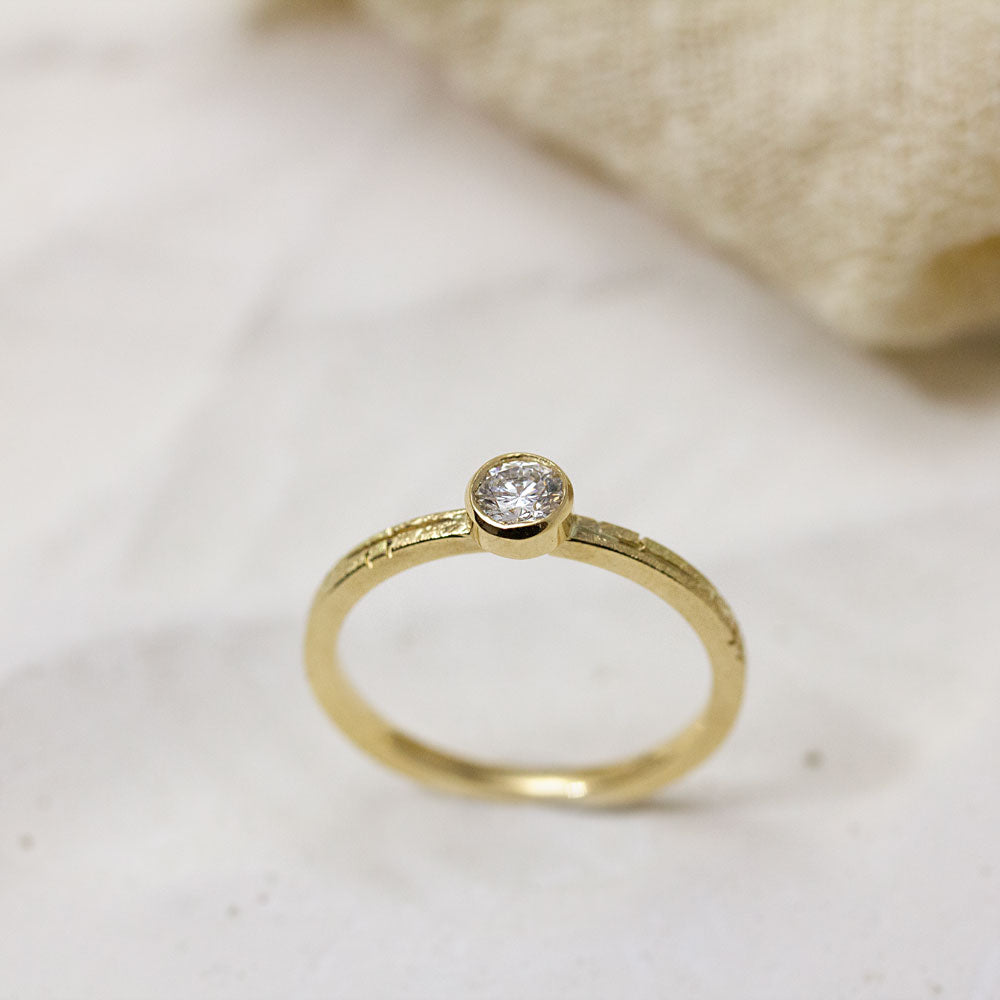 Bague de fiançailles Solférine en or jaune 18 carats Fairmined. Elle est texturée et ornée d'un joli diamant de synthèse.