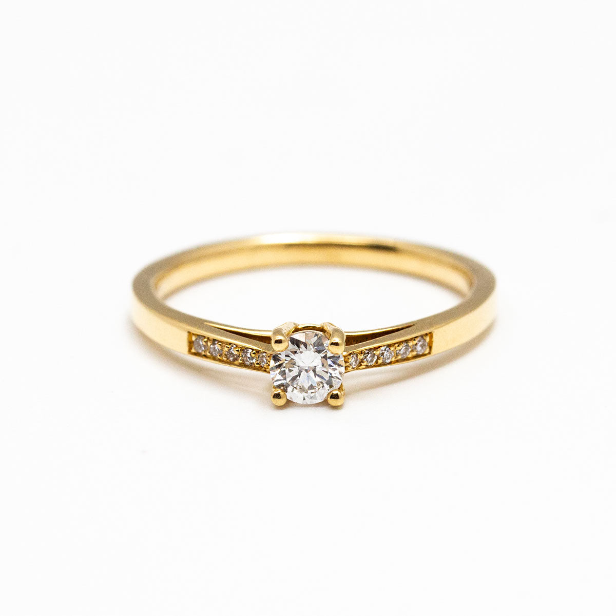 Solitaire pavé éthique Lucia serti d'un diamant central de 4 mm et pavé de dix diamants de synthèse, fabriqué en or jaune recyclé 18 carats et prime Fairmined à la main à Paris