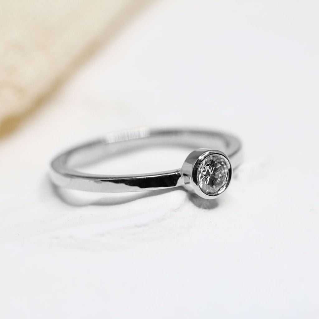 Bague de fiançailles en or blanc éthique réalisée dans un atelier de joaillerie artisanale.