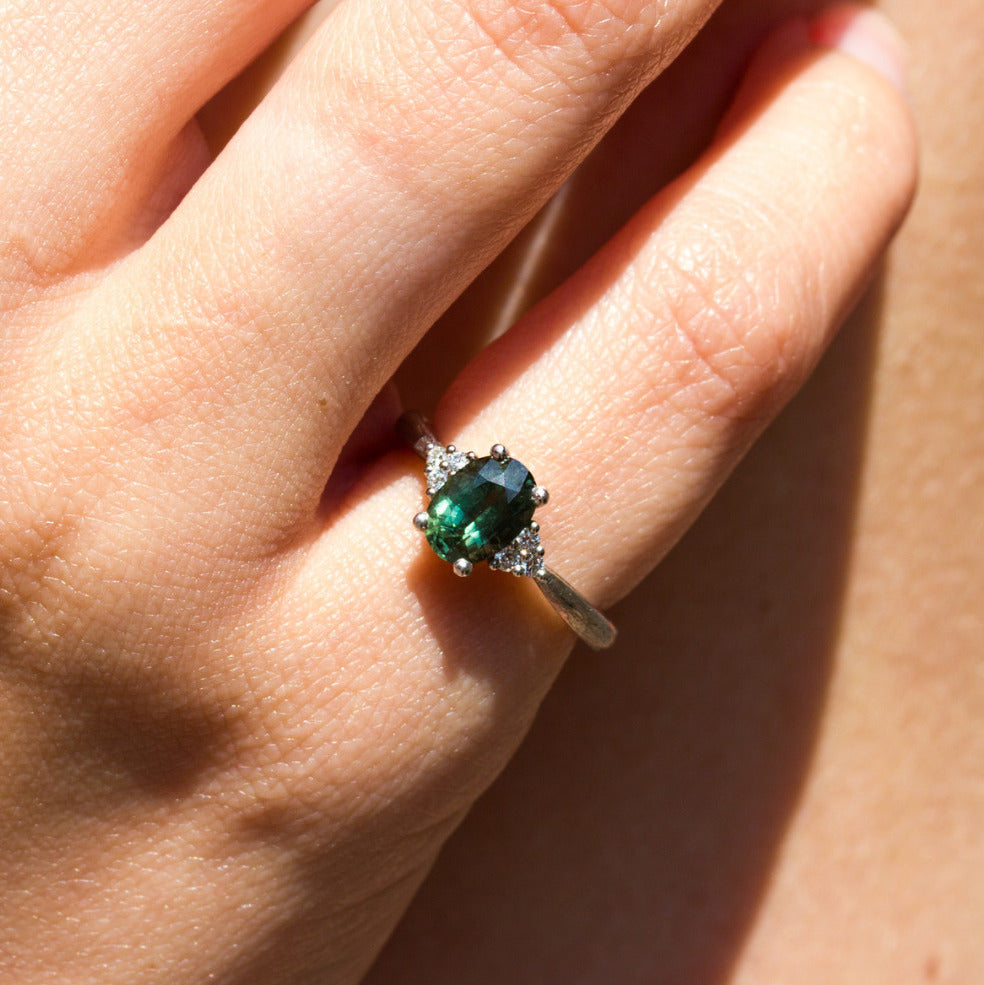 Bague de fiançailles éthique en or 18 carats Fairmined ornée d'un saphir vert et de diamants.