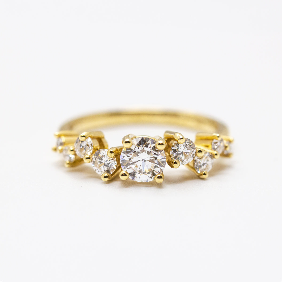 Bague de fiançailles en or jaune 18 carats ornée de diamants de synthèse.