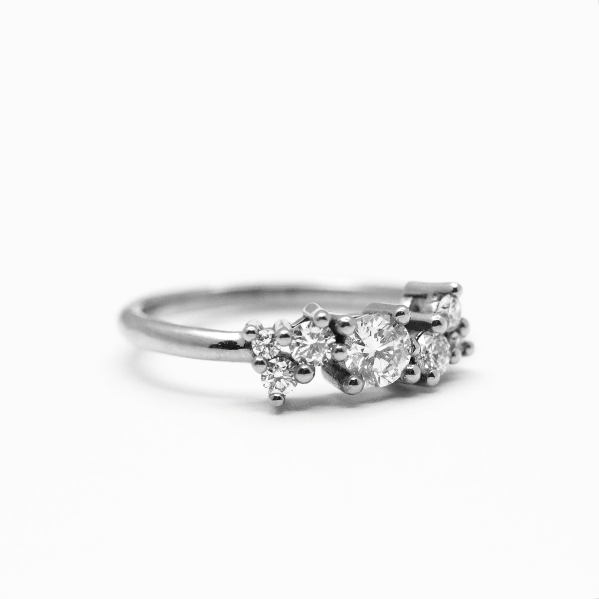 Bague de fiançailles en platine ornée de diamants de synthèse.