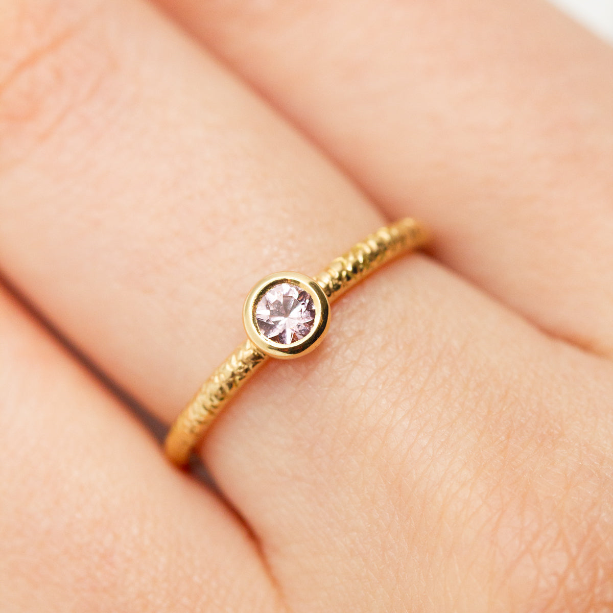 Solitaire originale avec anneau texturé et grenat lychee en or rose-champagne 18 carats. Joaillerie éthique & artisanale made in Paris