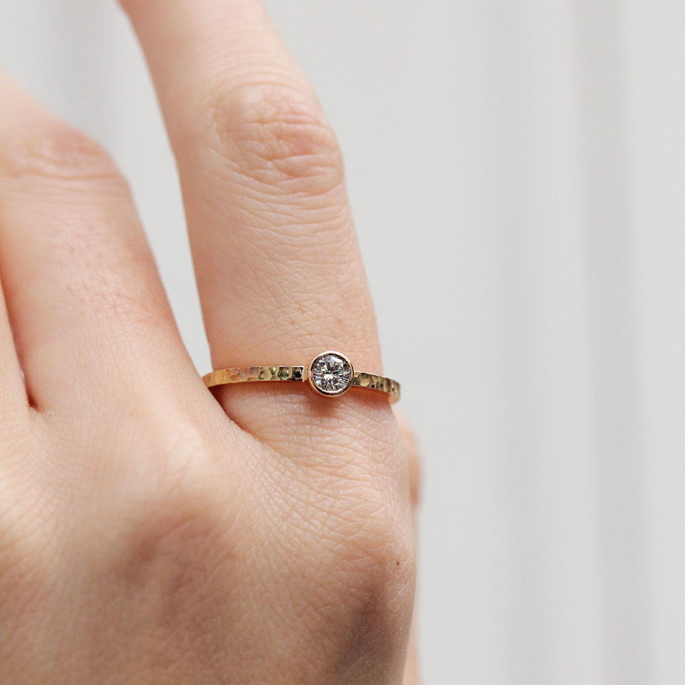 Bague de fiançailles Solférine Sarita avec diamant de synthèse 4mm et or jaune texturé 18 carats