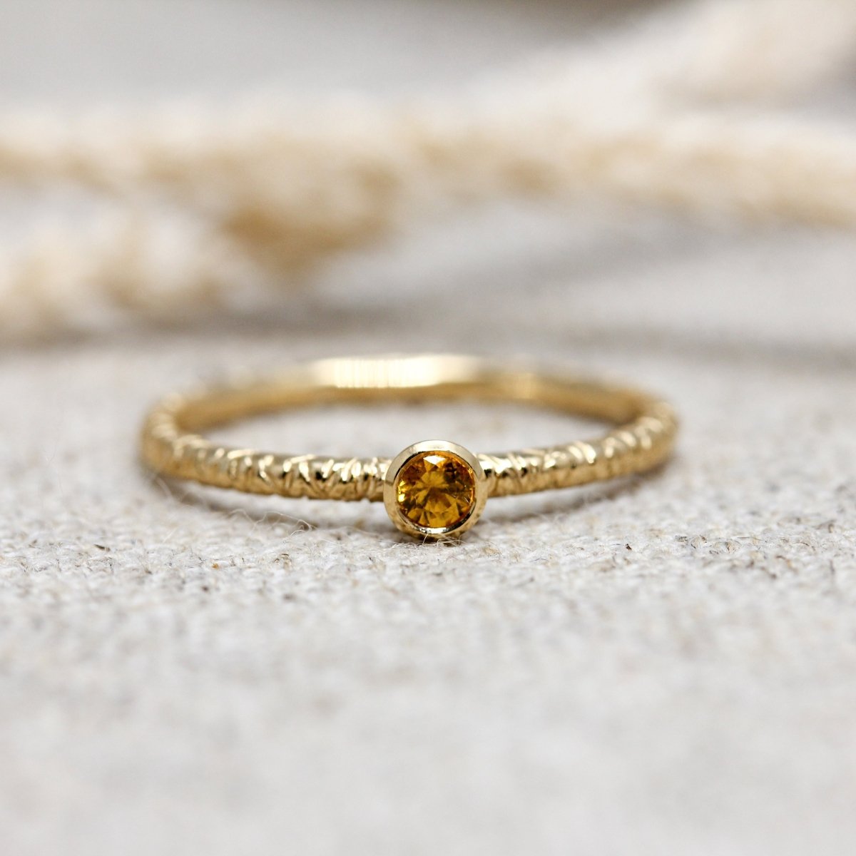 Bague fine saphir jaune Pierrette or jaune ethique Fairmined Paris