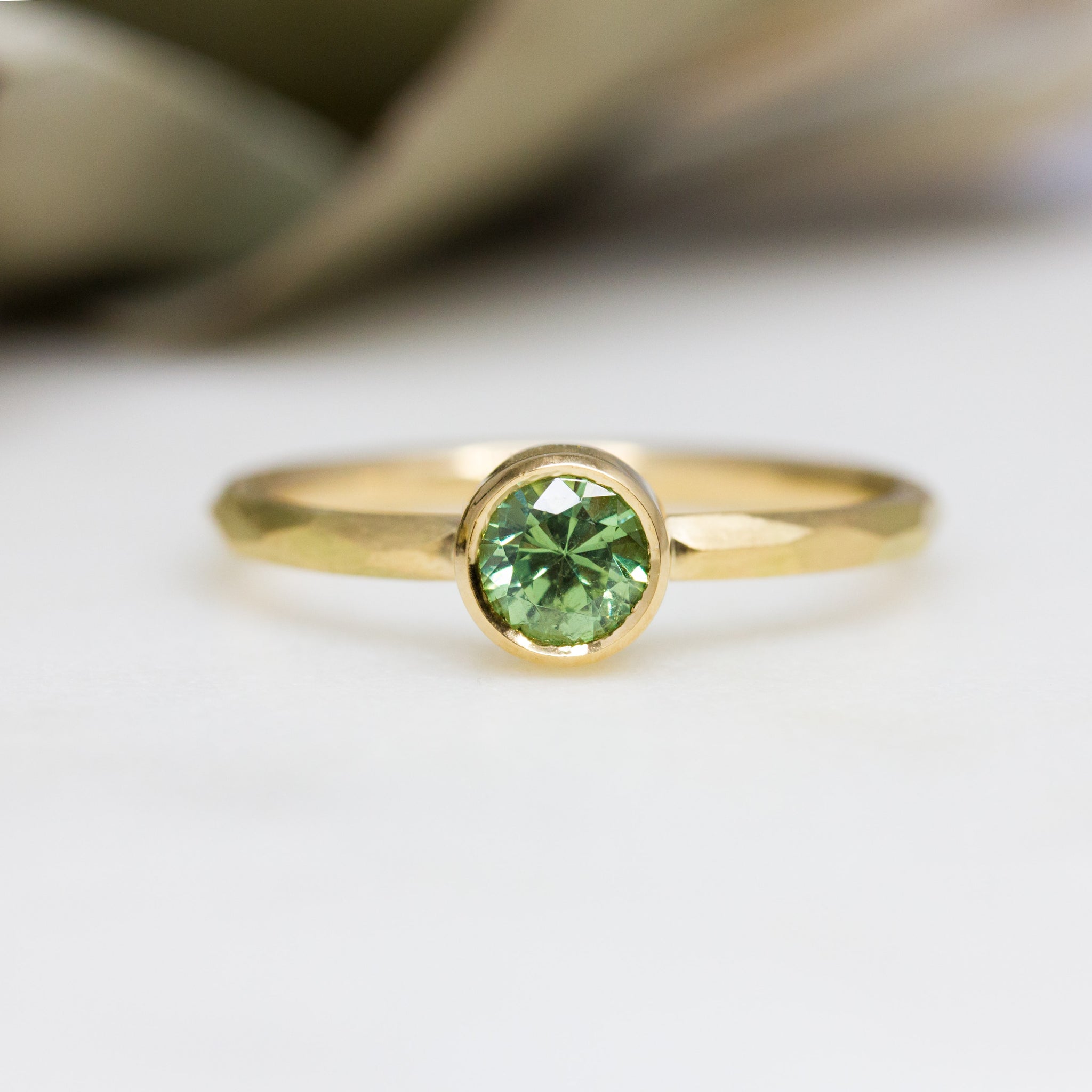 Bague artisanale en or equitable ornee d un grenat vert Paulette a Bicyclette