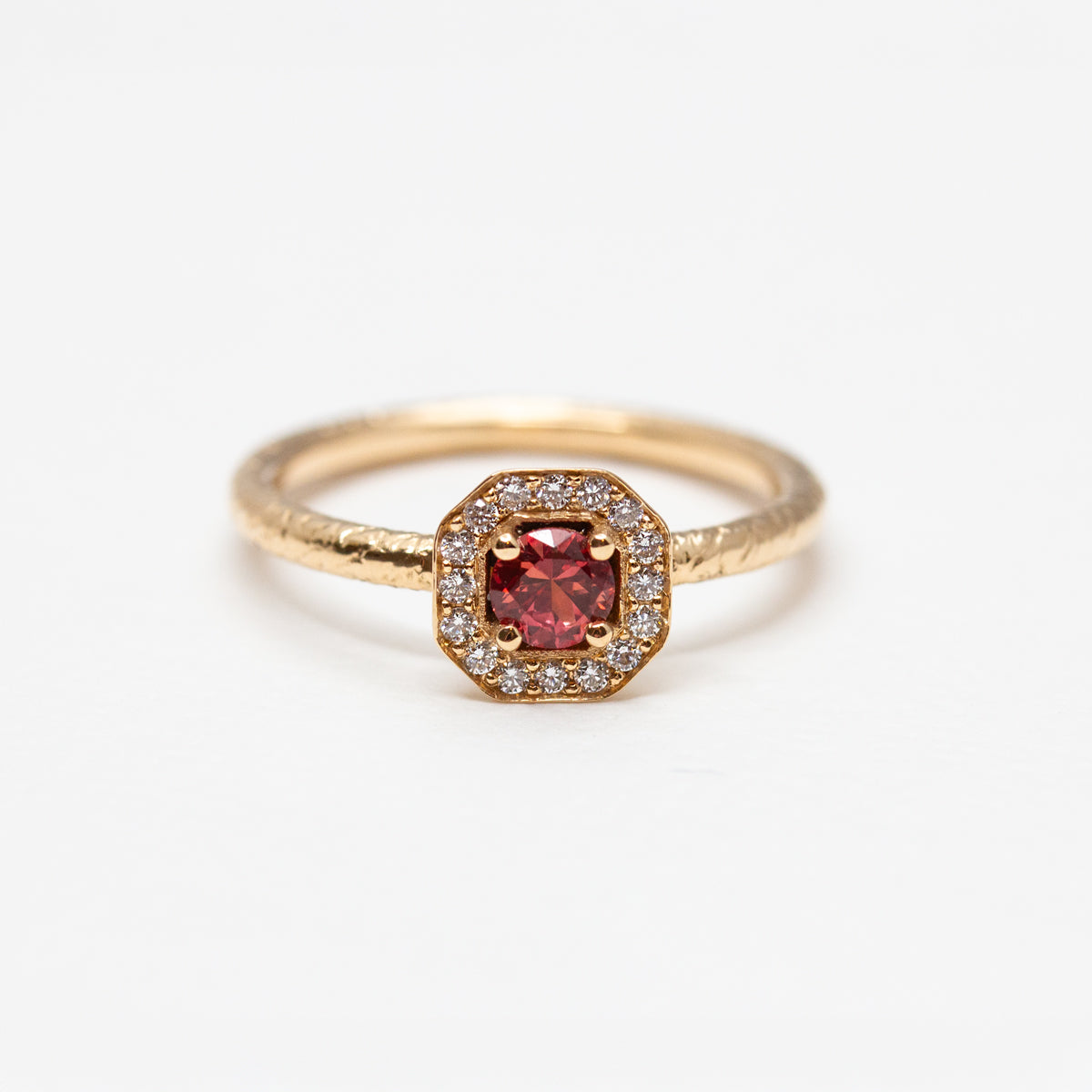 Personnalisation de la bague Leone texturée en or recyclé Fairmined avec saphir et diamants, création artisanale joaillère à Paris et Lyon.
