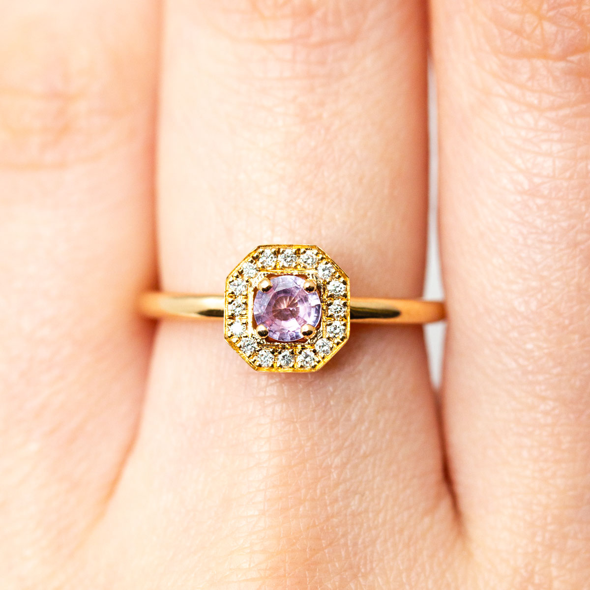 Bague Léone, bijou unique Art Déco en or rose-champagne Fairmined sertie d'un saphir rose-violet et de diamants , réalisée à la main à Paris