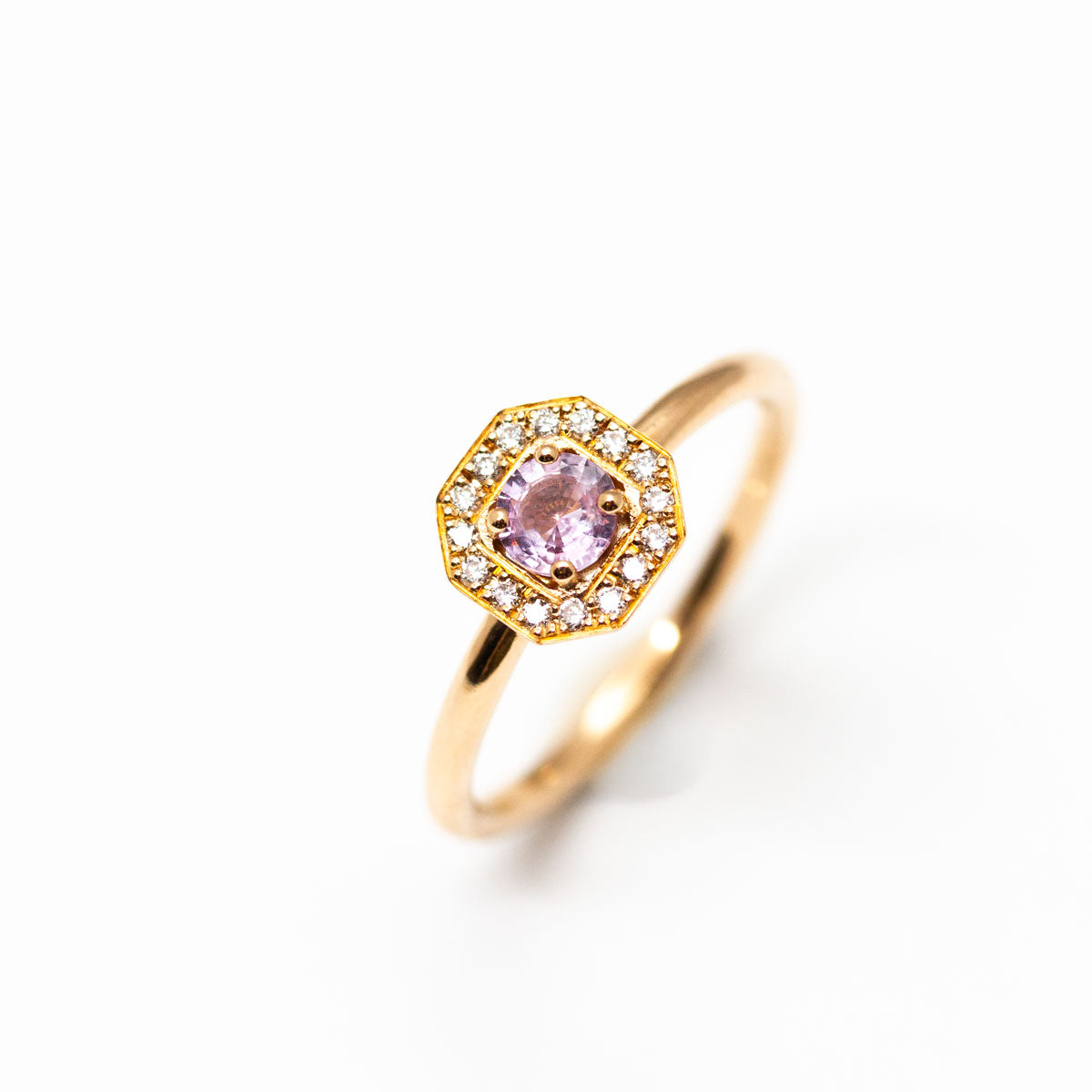Bague Léone, pièce unique Art Déco en or rose-champagne Fairmined sertie d'un saphir rose-violet, réalisée à la main à Paris