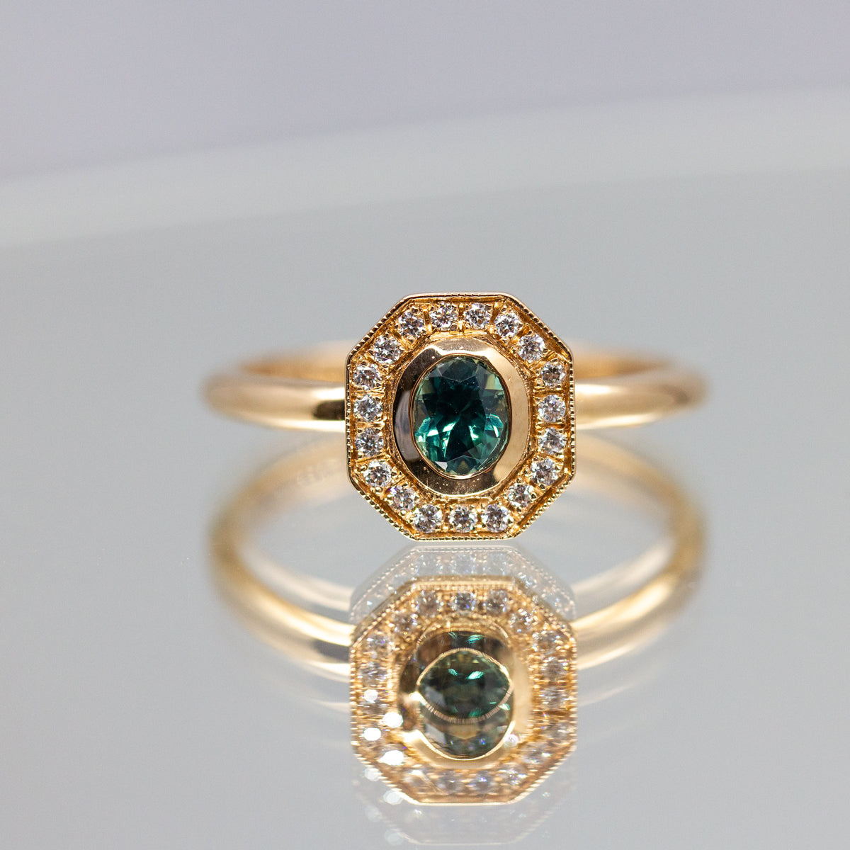 Bague Leone texturée personnalisable en or recyclé Fairmined avec saphir central et entourage diamants, joaillerie artisanale Paris Lyon.