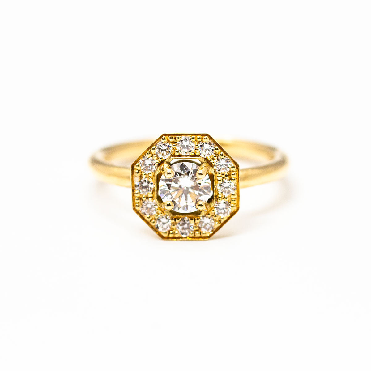 Bague de fiançailles Léone XL style Art Déco, diamants de synthèse et or jaune 18 carats recyclé avec prime Fairmined à personnaliser
Fabricaton artisanale joaillerie éthique