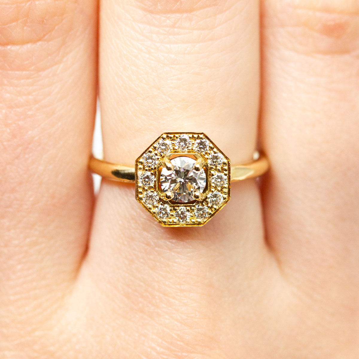 Bague de fiançailles Léone XL éthique, style Art Déco, diamants de synthèse et or jaune 18 carats recyclé, réalisée artisanalement à Paris