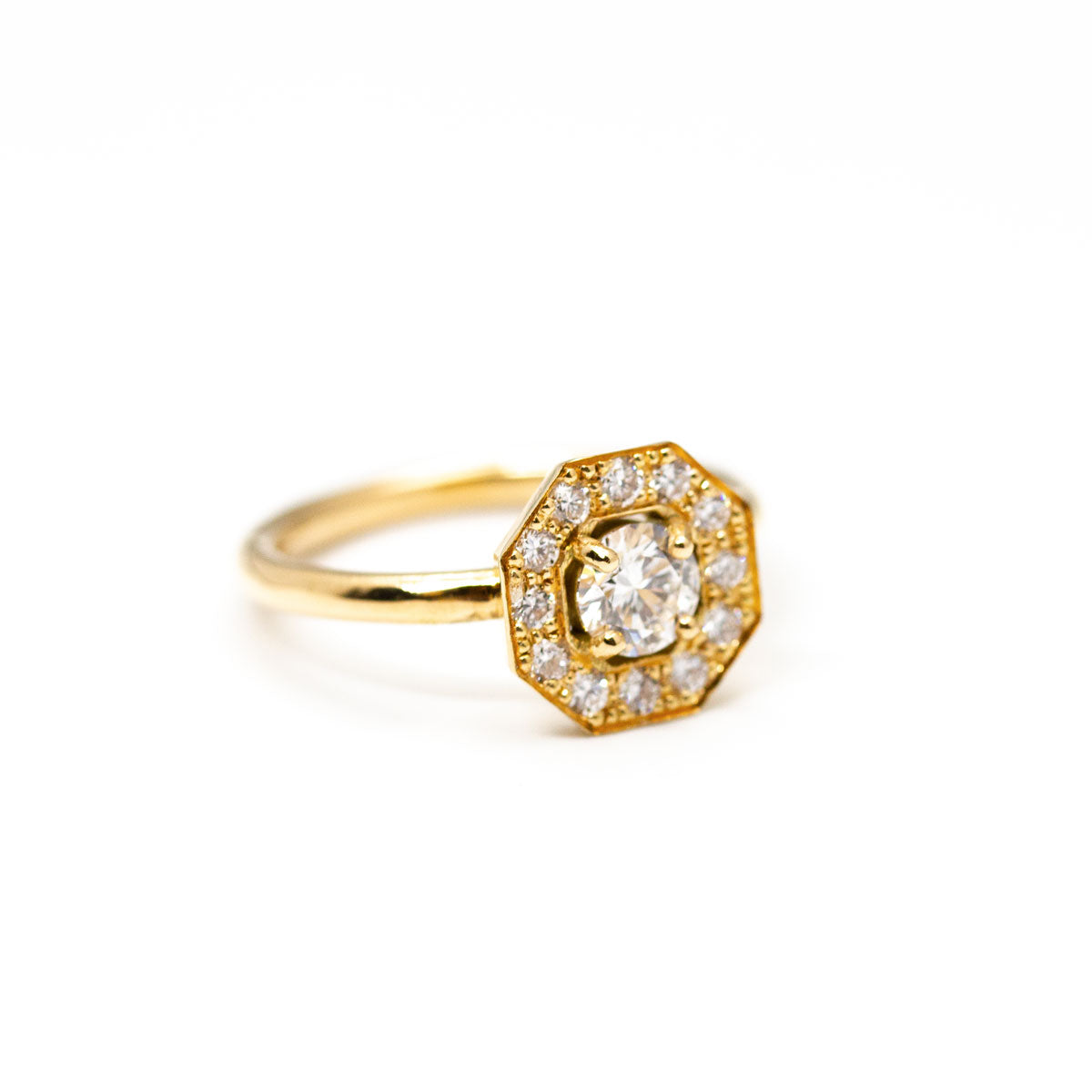 Bague de fiançailles Léone XL Art Déco en or rouge 18 carats recyclé et prime Fairmined, sertie de diamants de synthèse ou saphirs 
Fabrication artisanale joaillerie éthique