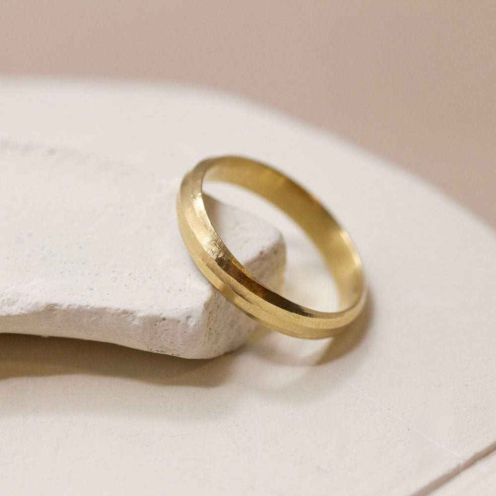 Alliance mixte En Chemin 4mm demi-jonc mariage en or jaune 18 carats Fairmined.