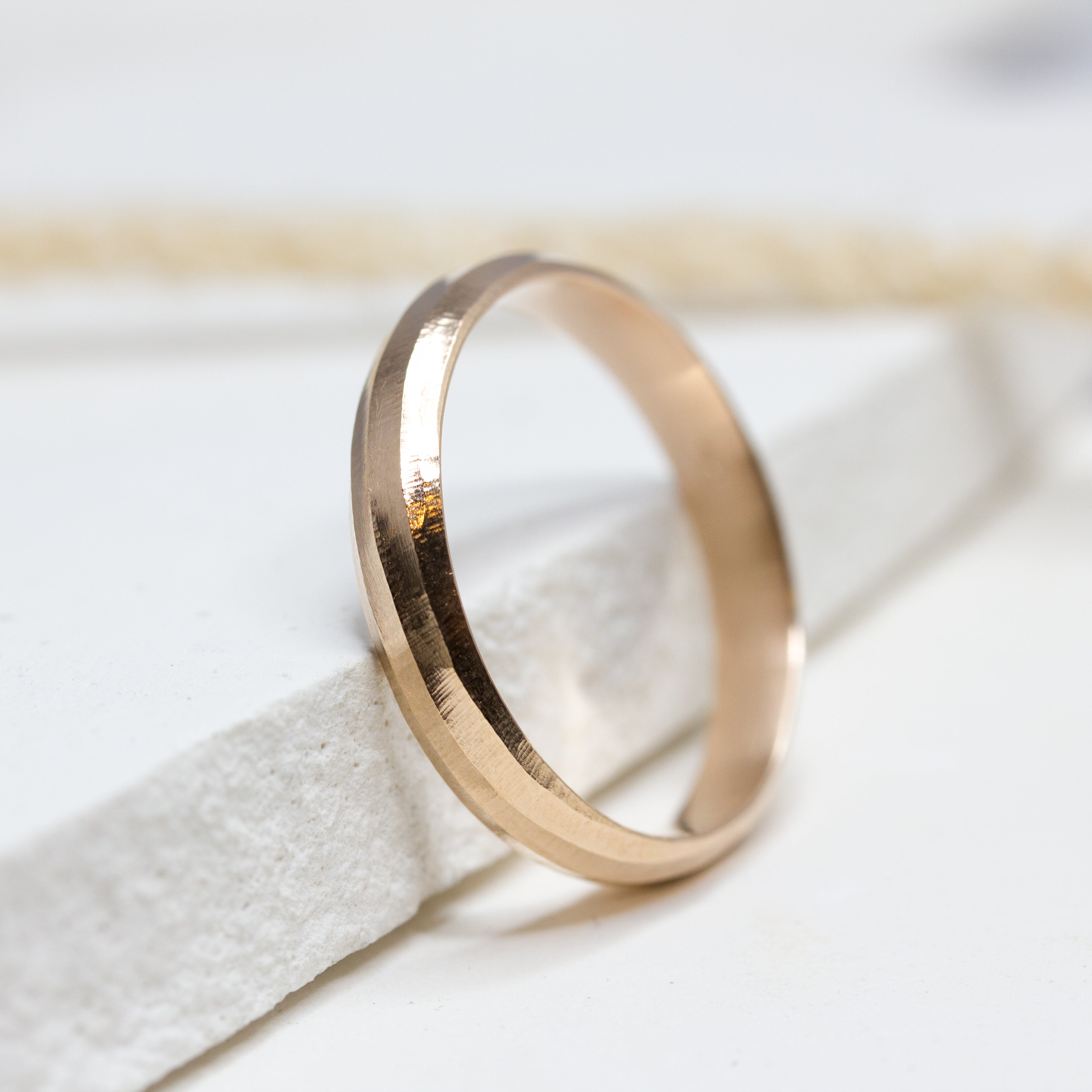 Alliance mixte En Chemin 4mm demi-jonc mariage en or rose-champagne 18 carats Fairmined.