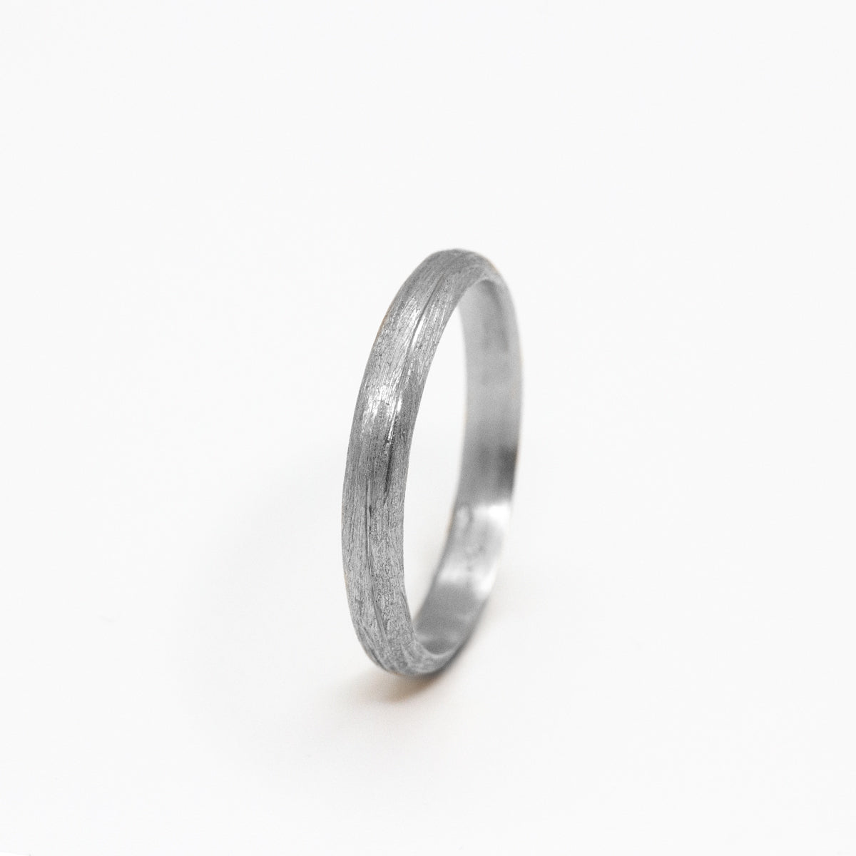 Alliance brossée femme Casildée demi-jonc 3 mm originale en or blanc 18 carats éthique façonnée artisanalement