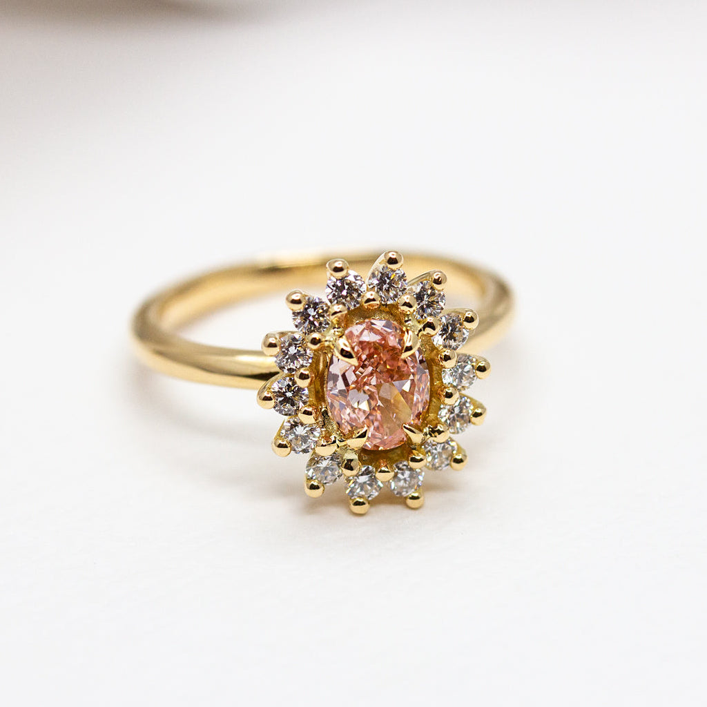 Bague de fiançailles Meora personnalisée avec pierre, diamants et or Fairmined, atelier joaillier Paris Lyon