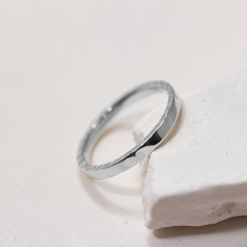 Bague en or blanc 18 carats, artisanat français.