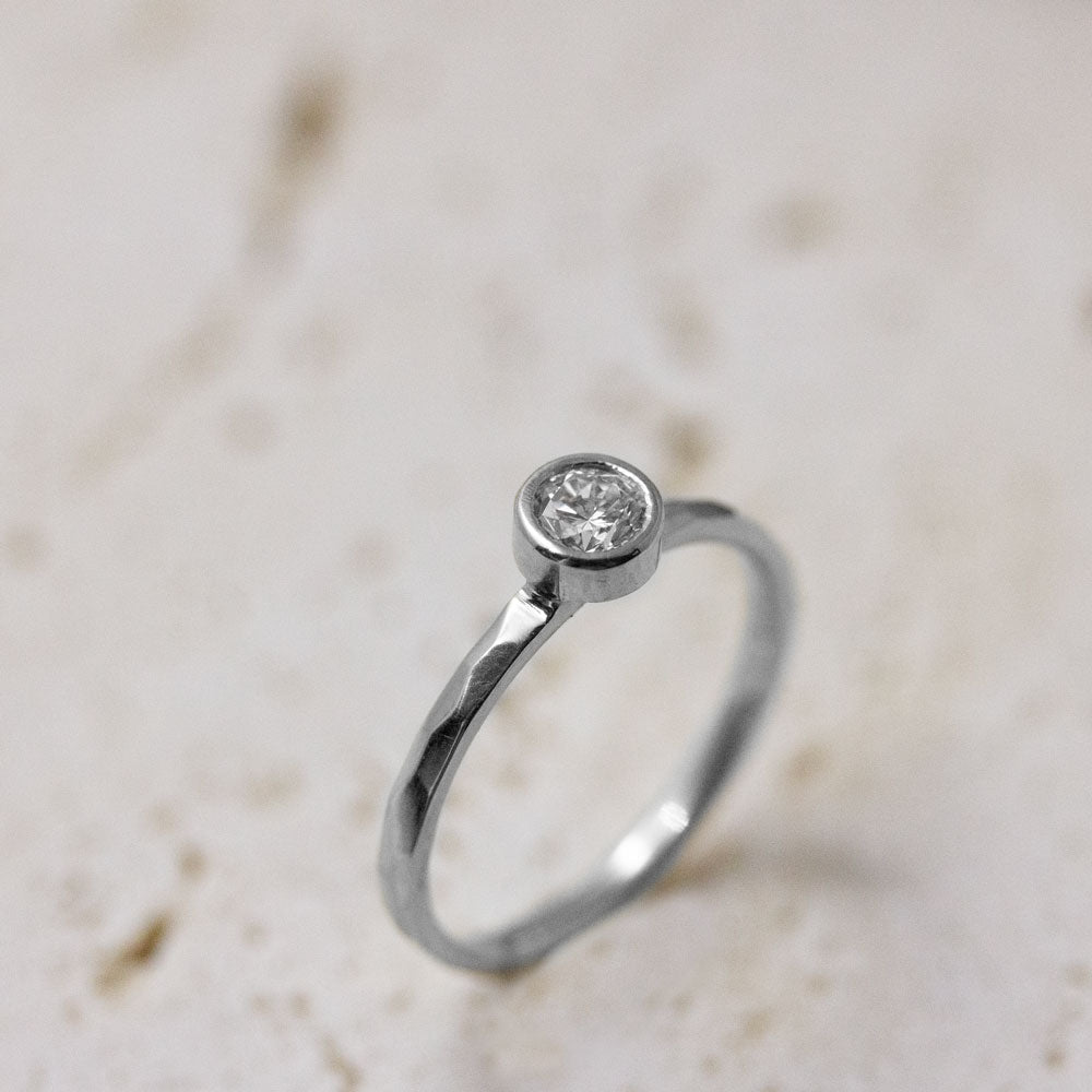 Bague en or blanc réalisée dans un atelier de joaillerie artisanale à Paris. Made in France.