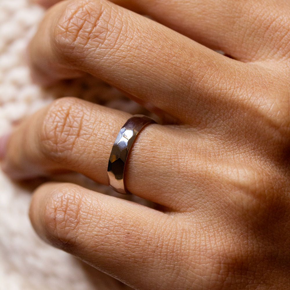 Alliance en or blanc éthique Fairmined, réalisée au sein d'une joaillerie artisanale.