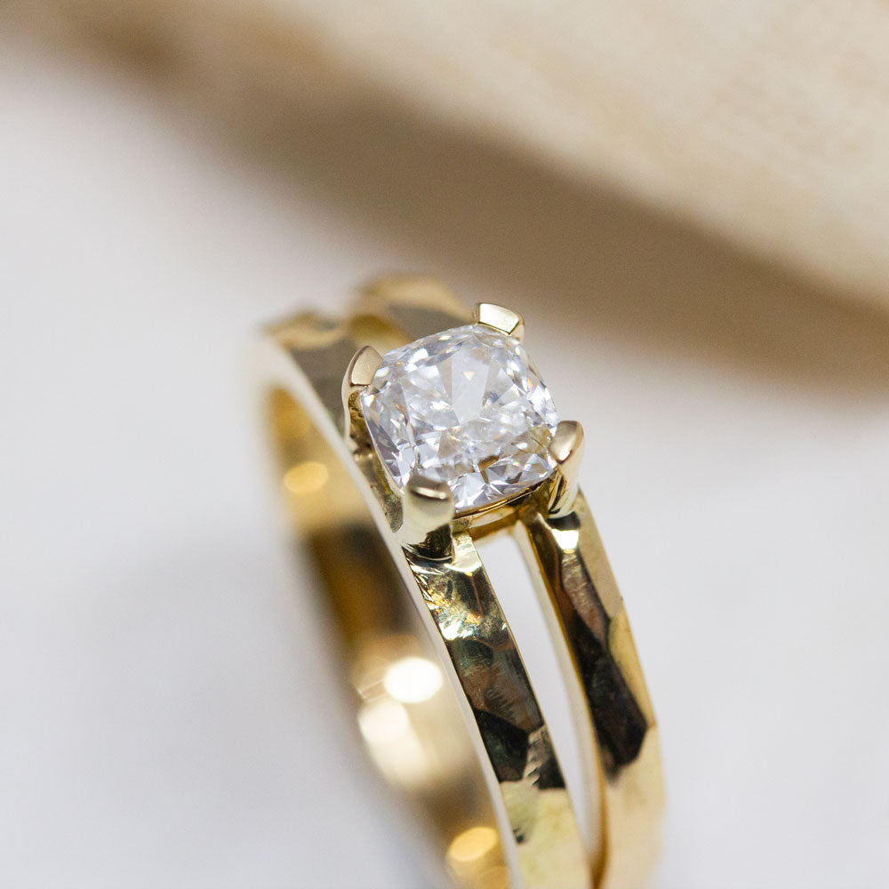 Bague double anneau sertie d'un diamant de synthèse.