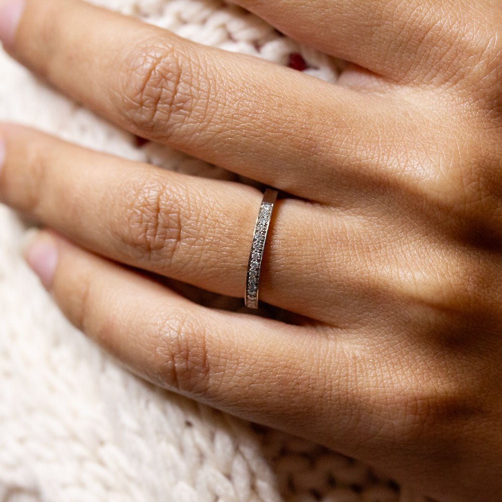 Bague en or éthique pavée de diamants de synthèse réalisée dans un atelier de joaillerie artisanale.