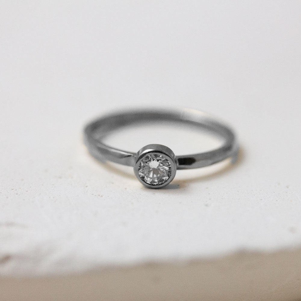 Bague en or gris palladié, bijouterie parisienne responsable.