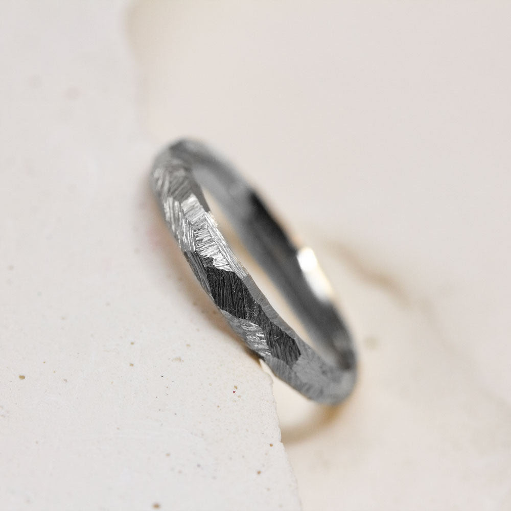 Bague en or gris palladié éthique et responsable.