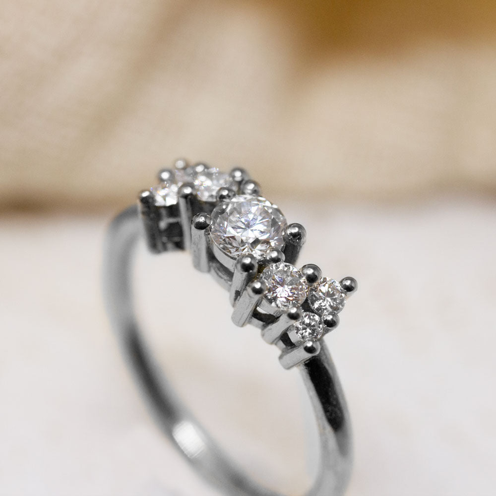 Bague de fiançailles éco-responsable en or gris palladié et diamant de synthèse