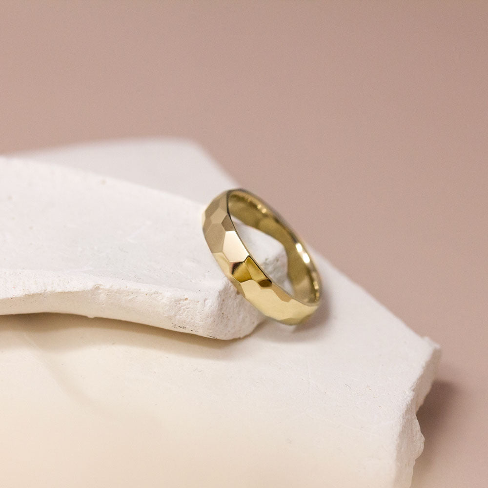 Alliance en or jaune éthique Fairmined, réalisée au sein d'une joaillerie artisanale.