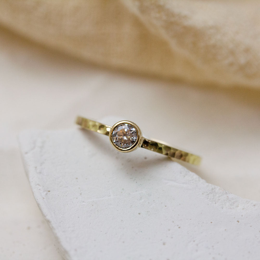 Bague en or jaune Fairmined 18 carats.