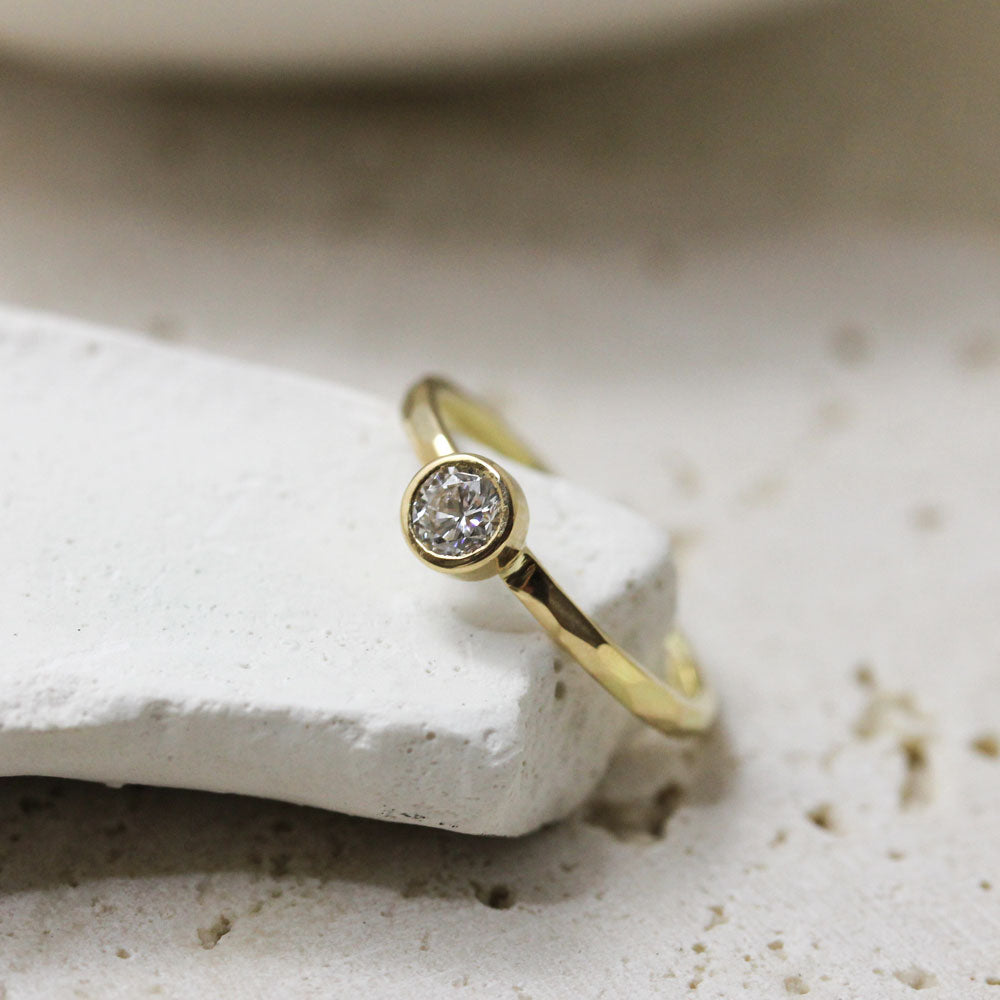 Bague en or jaune réalisée au sein d'une joaillerie artisanale éthique.