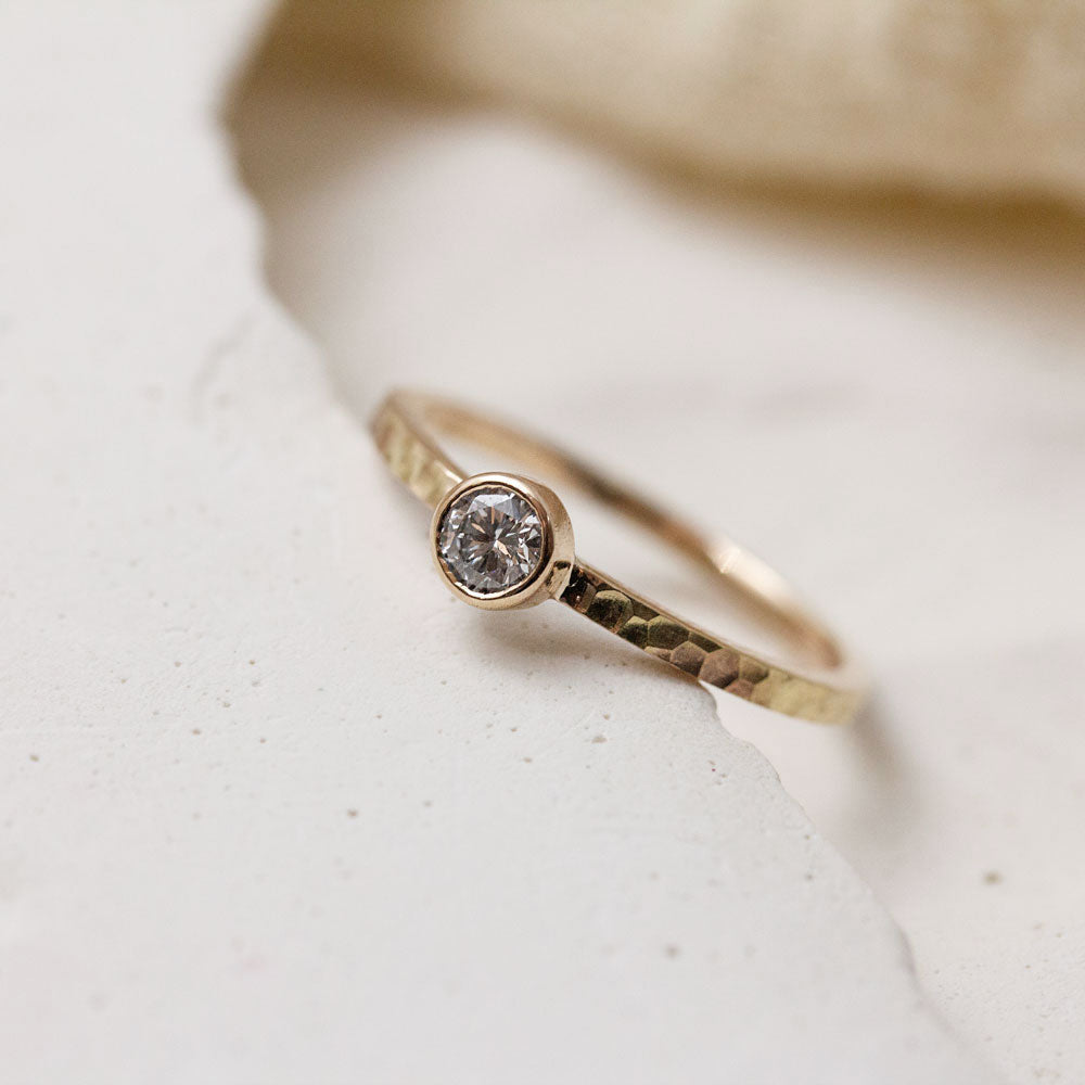 Bague de fiançailles en or rose-champagne éthique Fairmined.