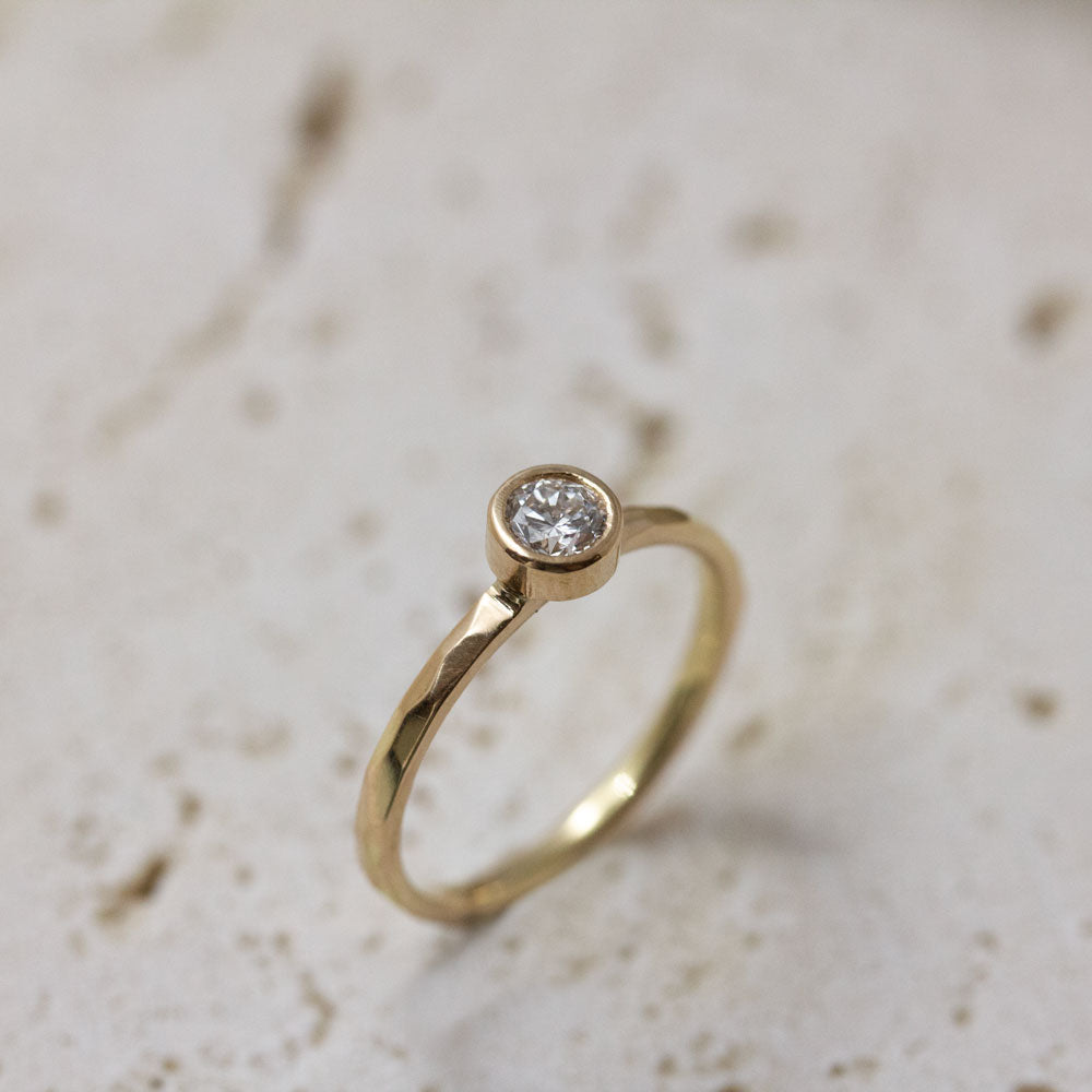 Bague de fiançailles en or éthique et responsable.