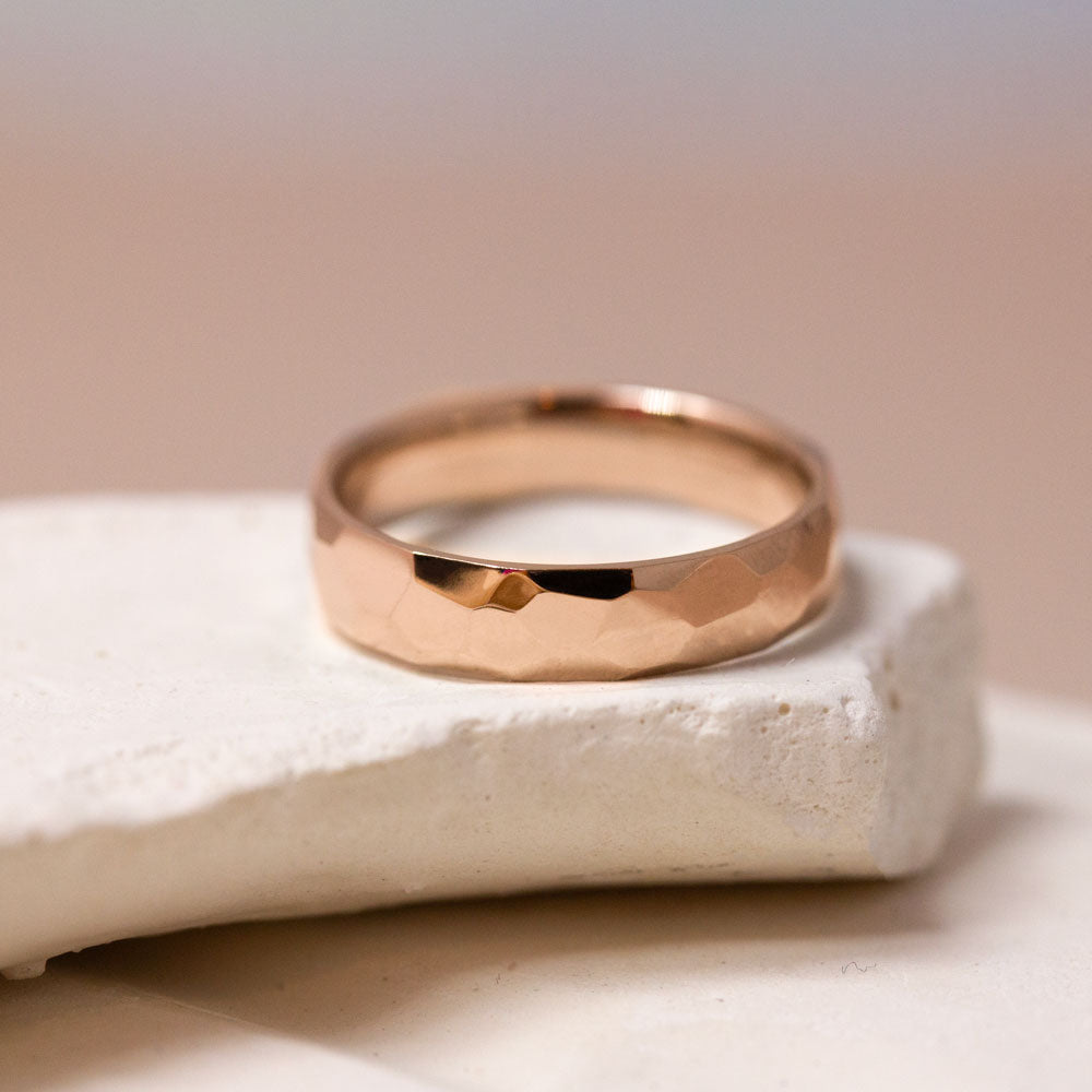 Alliance en or jaune éthique Fairmined, réalisée au sein d'une joaillerie artisanale.