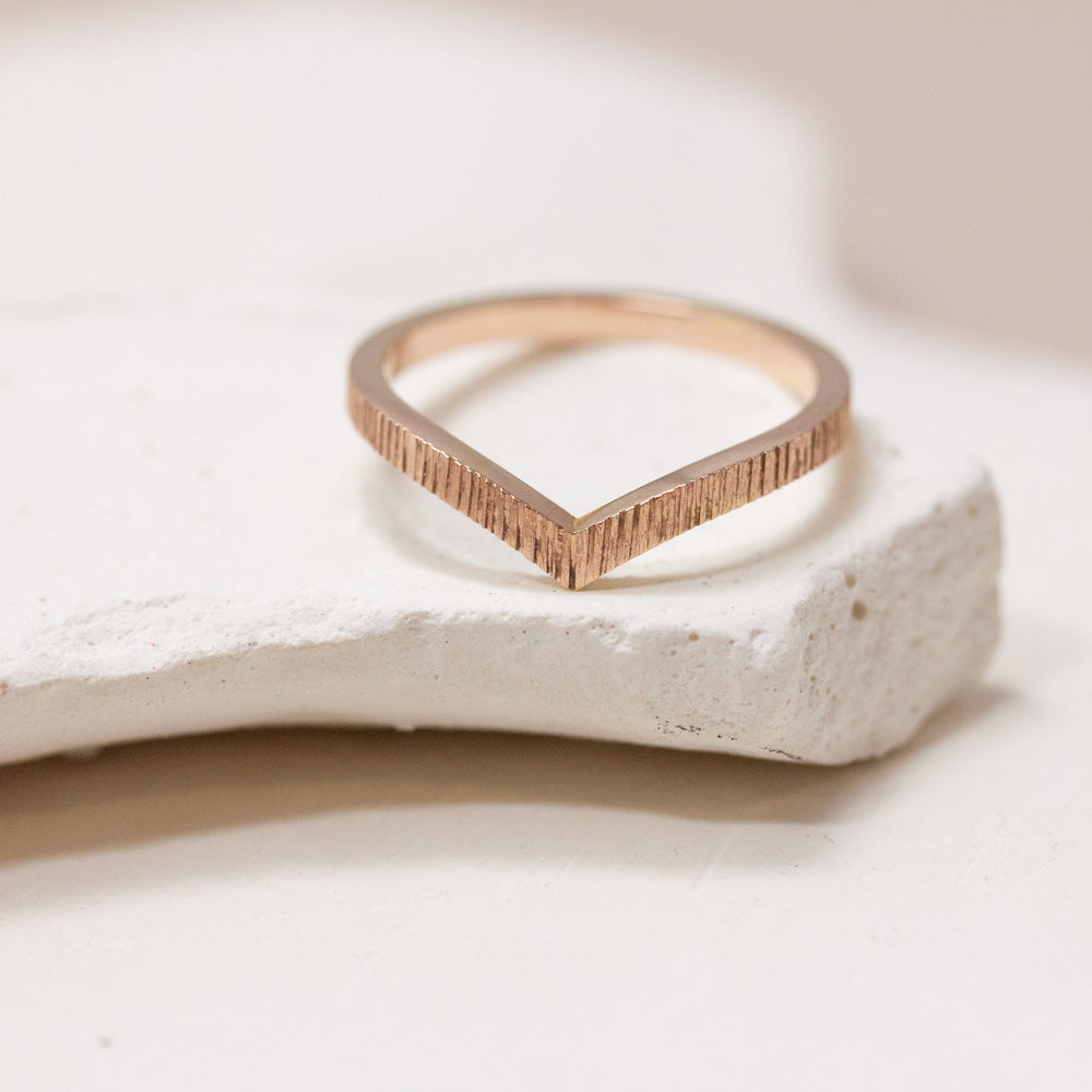 Bague en or rouge Fairmined éthique, responsable disponible à Paris et à Lyon.