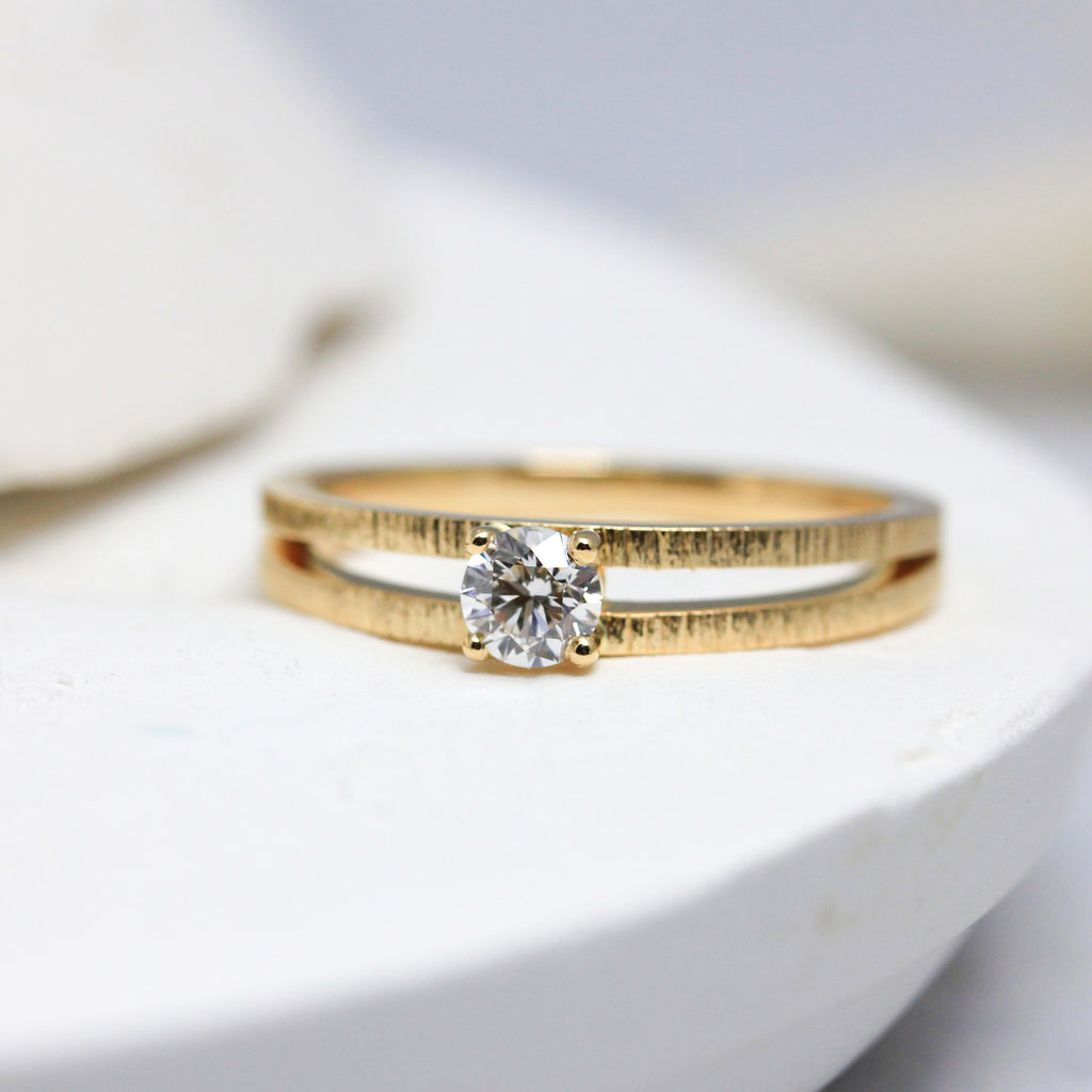 Bague de fiançailles originale diamant en or rose 18 carats Fairmined, fabriqué dans notre atelier de joaillerie à Paris.
