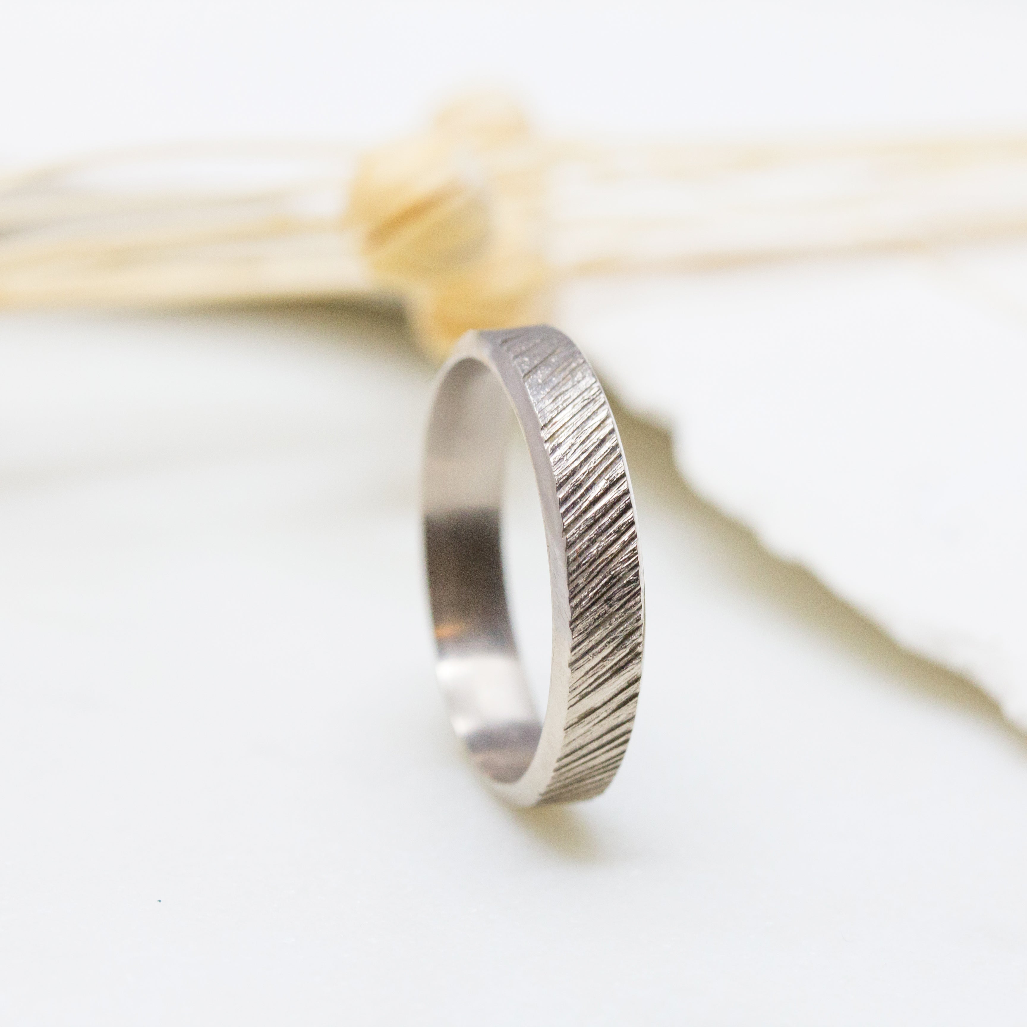 Bague originale texturée en or blanc 18 carats Fairmined.