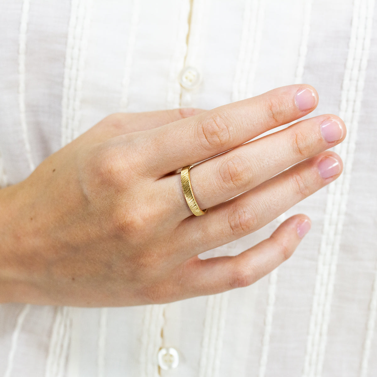 Bague originale texturée en or jaune 18 carats Fairmined.