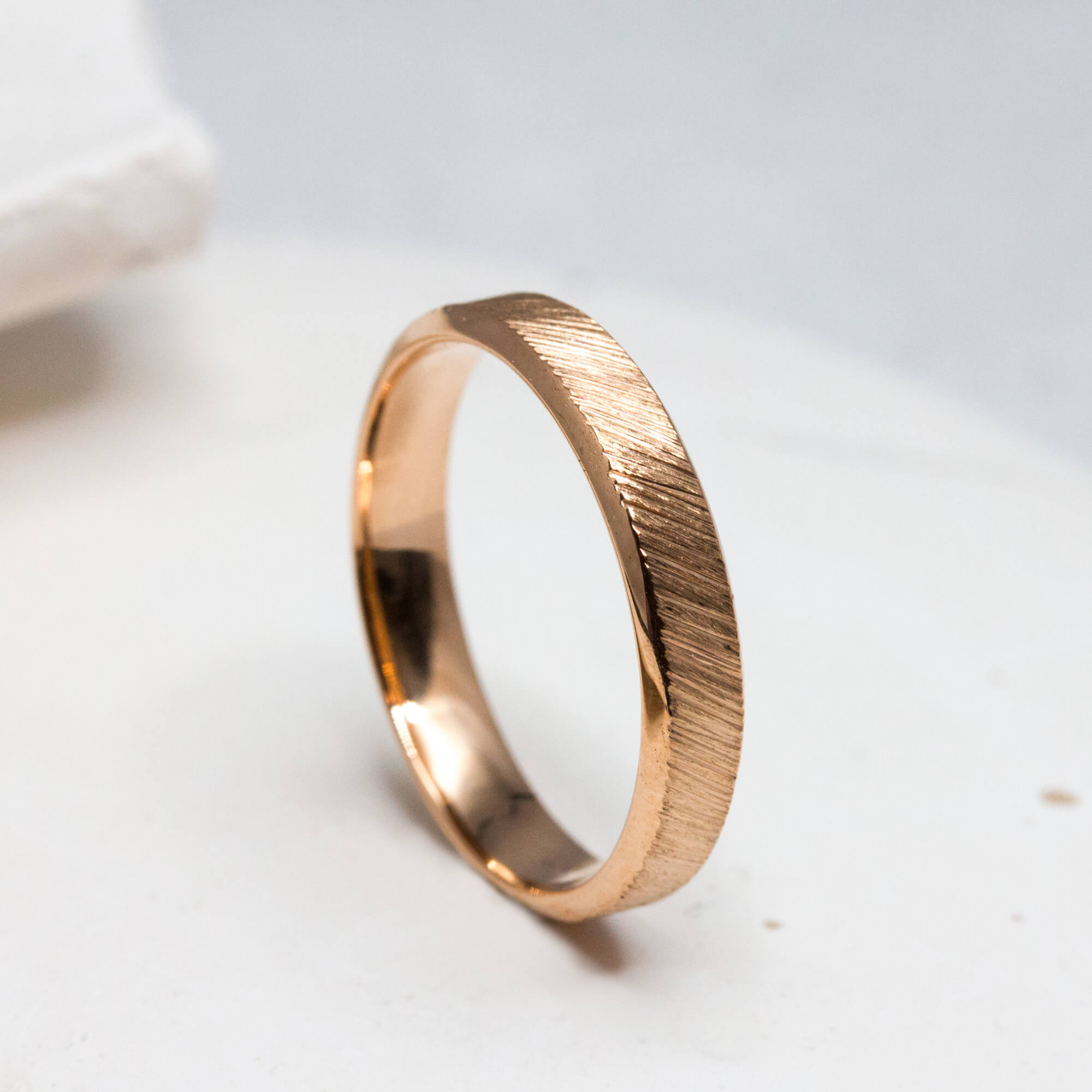 Bague originale texturée en or rouge 18 carats Fairmined.