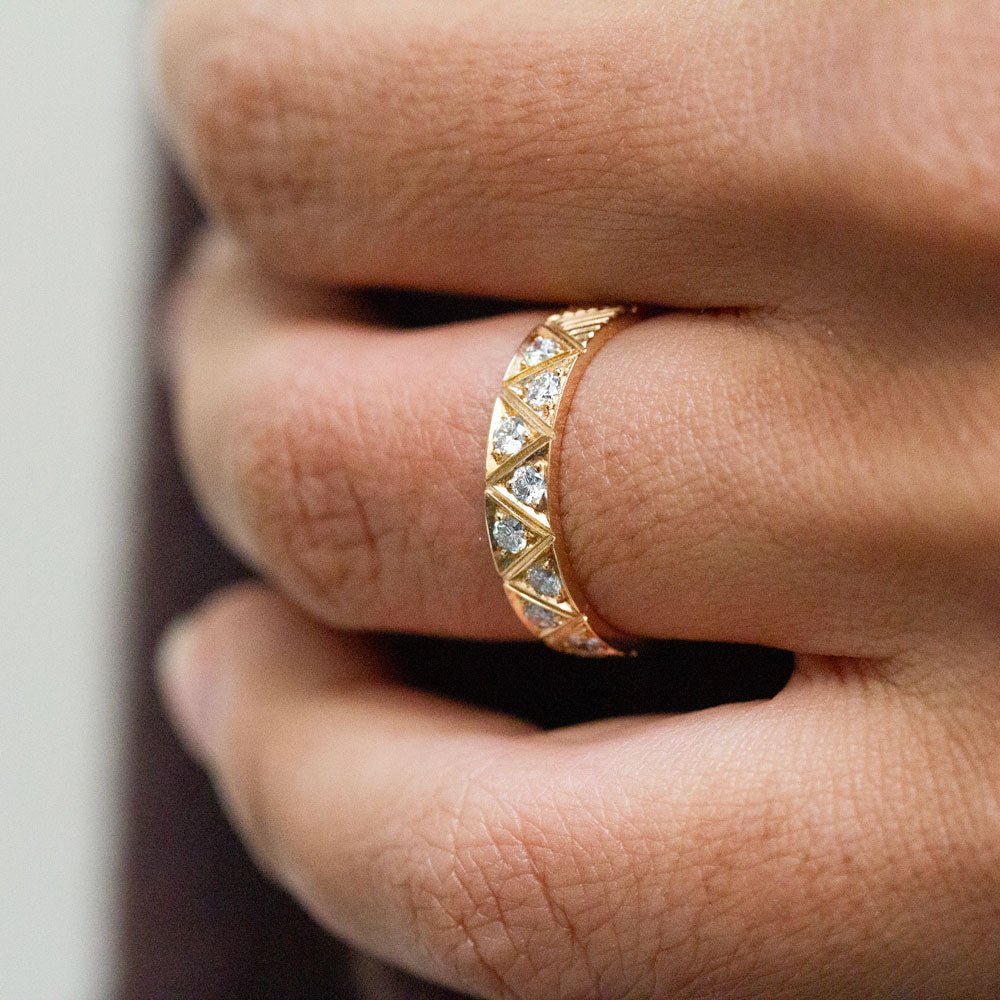 Bague pavée de diamants en or éthique réalisée dans un atelier parisien.